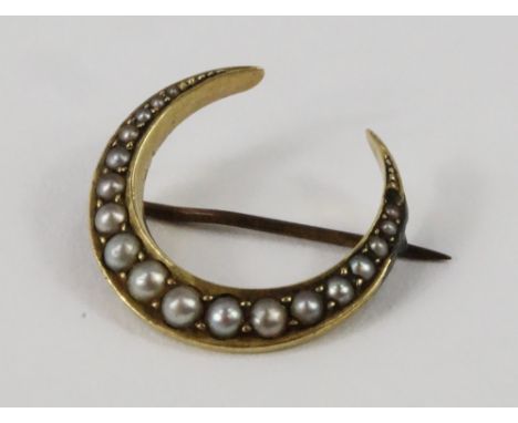 A Victorian seed pearl set crescent moon brooch, set in yellow metal, 3.0g. 