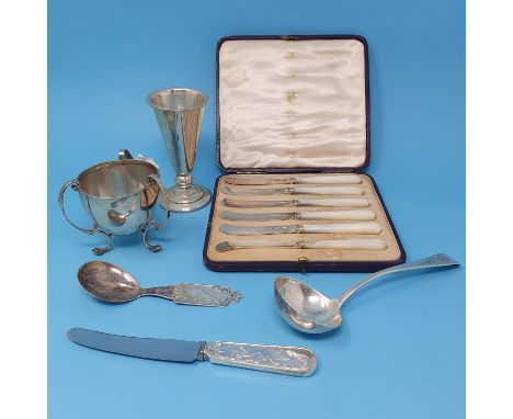 A George V silver tyg, raised on three feet, Sheffield 1929, a silver coloured metal vase, six tea knives, a knife and a spoo