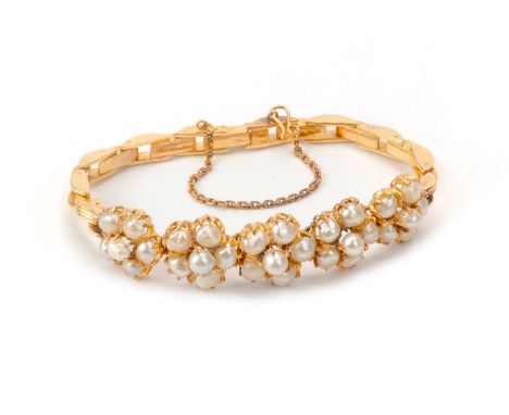 A PEARL AND GOLD BRACELET
With five articulated pearl flowerhead cluster links, unmarked gold setting
Approx 5.3cm diameter
2