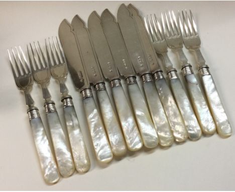 A set of six (plus six) silver knives and forks. Sheffield 1904. By William Hutton and Sons. Approx. 564 grams.  Est. £200 - 