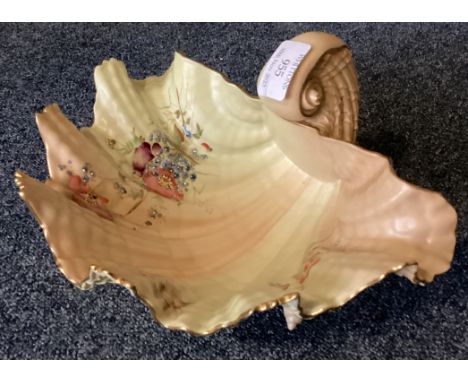 A large Royal Worcester shell shaped dish with gilded border. Est. £40 - £60.