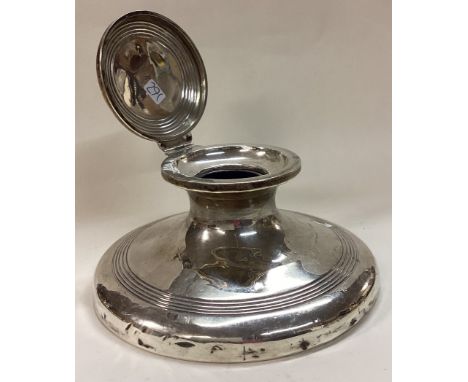 A large silver inkwell with hinged lid. Birmingham. Approx. 478 grams of gross weight. Est. £50 - £80.