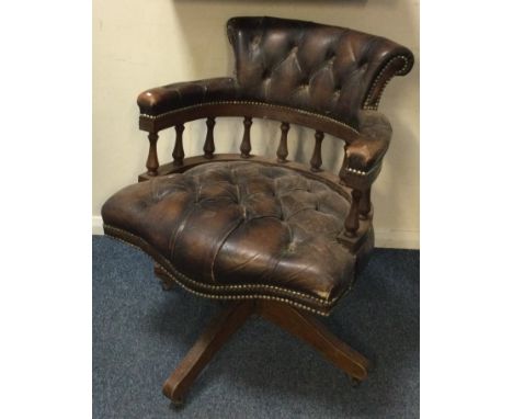 A good 20th Century button back office chair. Est. £40 - £60.