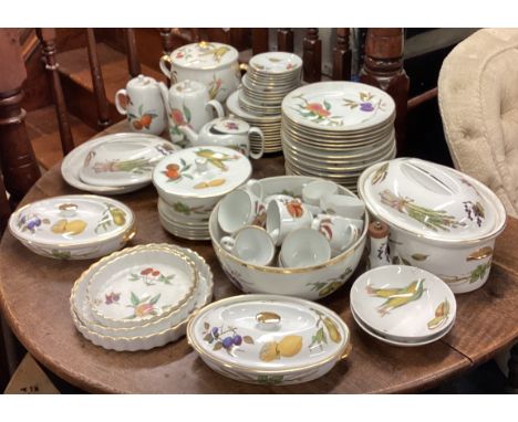 A large collection of Royal Worcester Evesham pattern pottery. Est. £20 - £30.