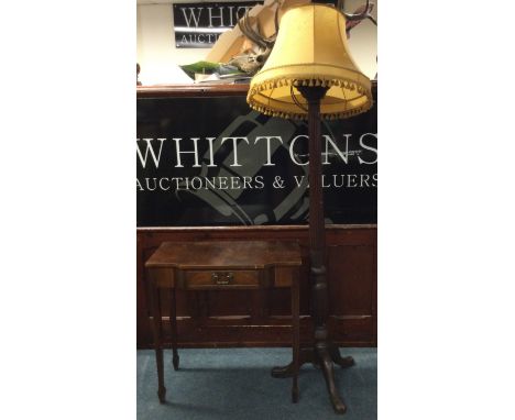 A reproduction side table together with a lamp. Est. £20 - £30.