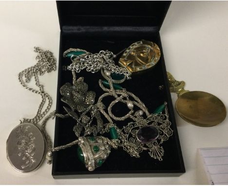 A box containing silver jewellery, caddy spoon etc. Approx. 162 grams. Est. £30 - £50.