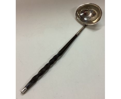 A Georgian silver toddy ladle. Circa 1800. Marked to bowl. Approx. 11 grams. Est. £30 - £50.