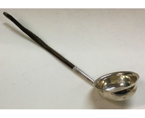 A George III silver toddy ladle. London 1816. Approx. 12 grams. Est. £50 - £80.