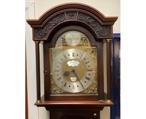 A reproduction mahogany cased clock. Est. £30 - £50.