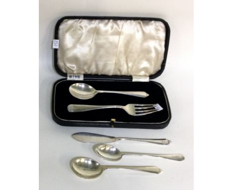 A boxed silver preserve spoon and fork together with a butter knife etc. Various dates and makers. Approx. 78 grams. Est. £30