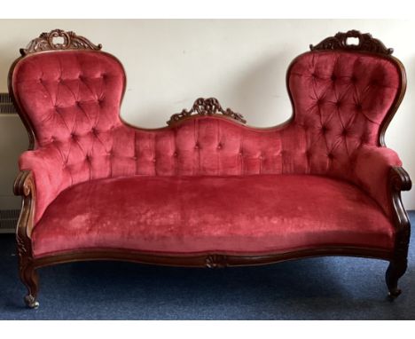 A good late Victorian button back chaise longue. Est. £100 - £150.