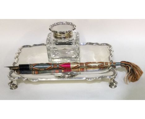 An attractive rectangular silver inkwell on stand with hinged top. London. Approx. 205 grams. Est. £100 - £150.