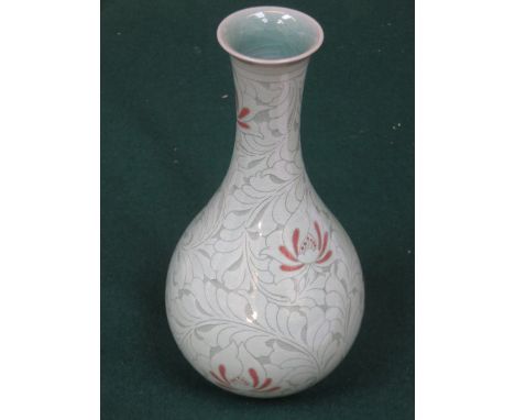 CRACKLE GLAZED CERAMIC CELADON BOTTLE NECK VASE, APPROXIMATELY 21cm HIGH 