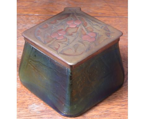 ART NOUVEAU KRALIK PAMPAS PATTER AUSTRIAN IRIDESCENT GLASS INKWELL WITH HINGED BRASS COVER AND CERAMIC LINER, CIRCA 1900