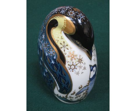 ROYAL CROWN DERBY CERAMIC PENGUIN FORM PAPERWEIGHT WITH STOPPER, APPROXIMATELY 13cm HIGH