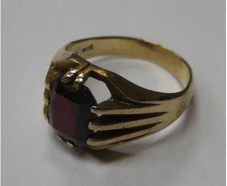 9ct GOLD RING SET WITH SINGLE RUBY COLOURED STONE