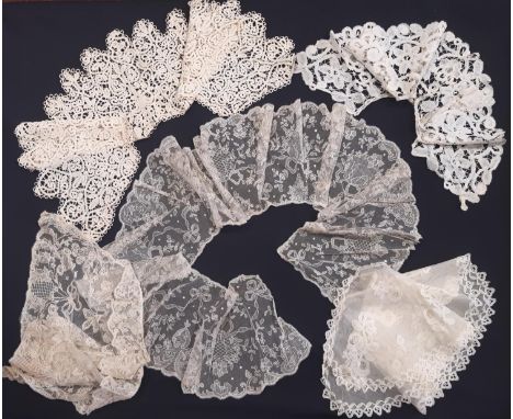 5 antique lace collars/ berthas including finely worked bobbin lace examples 
