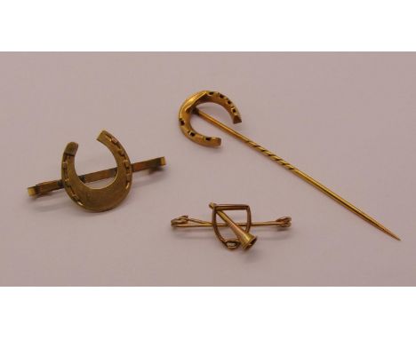 9ct hunting stock pin, 1.1g, together with a gold plated horseshoe stick pin and a further gold plated horseshoe brooch (3) 