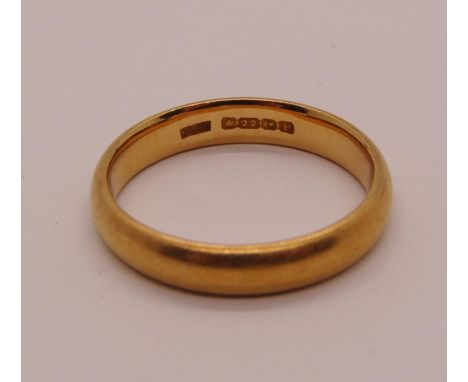 22ct wedding ring, size O/P, 5.2g 