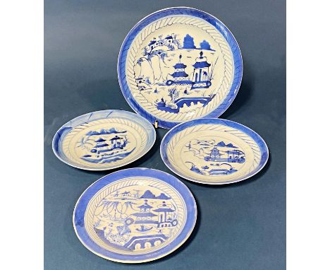 Four Chinese blue and white porcelain dishes, largest diameter: 19.5 cm, together with a Chinese blue and white porcelain bow