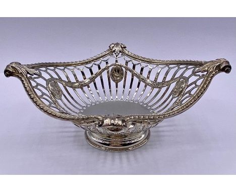 A silver Garrard sweet dish, hallmarked London 1912 (total weight 158g)