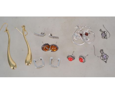 A good group of 6 pairs of sterling silver 925 earrings to include a large gilt silver drop pair, a silver and amber type pai