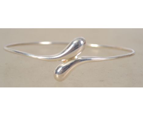 A sterling silver contemporary bangle being marked 925. Weighs 6.6 grams and measures 6.5 cms in diameter.