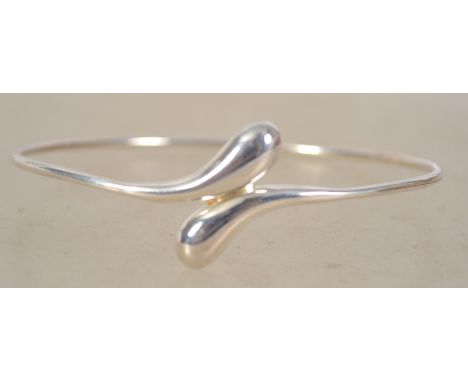 A sterling silver contemporary bangle being marked 925. Weighs 6.6 grams and measures 6.5 cms in diameter.