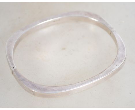 A sterling silver 925 bangle bracelet of oval form. Measure 7 cm wide and weighs 11.4 grams.