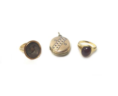 A gold ring, mounted with an oval carbuncle garnet, ring size E and a half, a gold ring, glazed with an oval hair locket comp