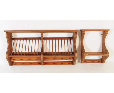 Penny Pine &amp; Co. - Two vintage 20th century Penny Pine &amp; Co. pine wood plate racks. The larger of the two racks havin