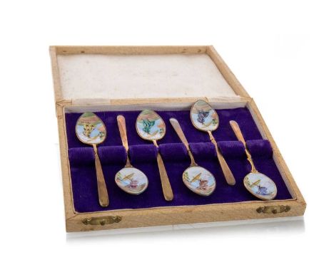 SET OF ELIZABETH II SILVER GILT AND ENAMEL TEASPOONS P P, BIRMINGHAM 1965 the bowls decorated with depictions of bijin, cased