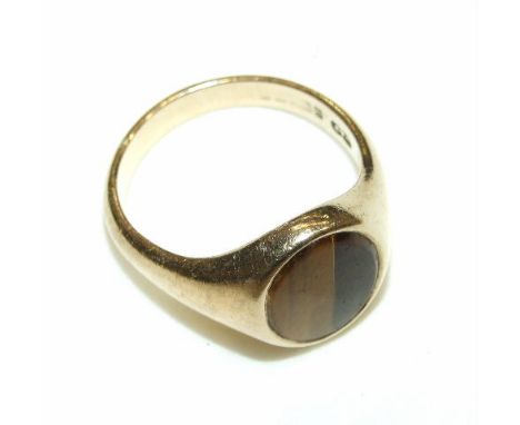 A 9ct gold signet ring set tiger's eye, size R, 6.3g. 