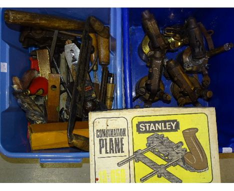 A collection of various carpentry tools, including a Stanley 220 plane in box, a Stanley combination plane 13-050, (incomplet