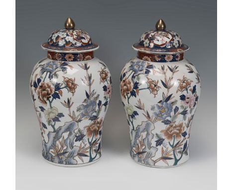 Pair of Imari style tibors; China, late 19th - early 20th century.Hand-painted porcelain.Signed on the base.Measurements: 50 