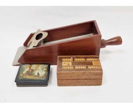 Early to mid 20th century mahogany card dealer's shoe, 38cm long together with a Russian lacquered box and an inlaid cribbage