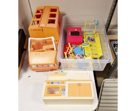 Barbie -&nbsp;Barbie camper van, Imco deluxe kitchen centre, Barbie ' United Colors of Benetton ' boutique and a Barbie kitch