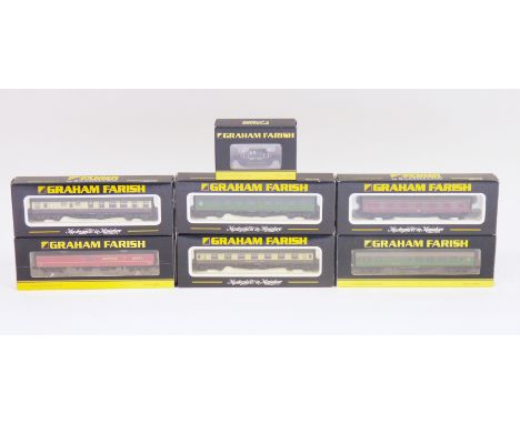 Graham Farish by Bachmann N gauge model railway coaches and rolling stock&nbsp;to include 377-850 SR pill box brake van SR br