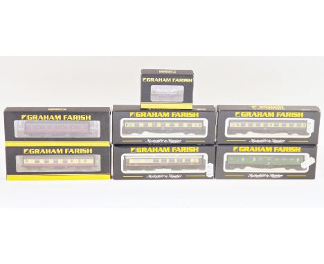Graham Farish by Bachmann N gauge model railway coaches and rolling stock&nbsp;to include 373-687A 14T tank wagon Fina, 374-8