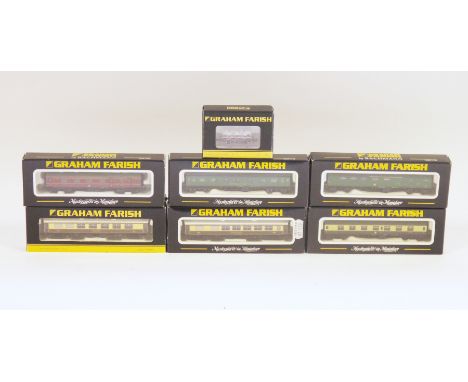 Graham Farish by Bachmann N gauge model railway coaches and rolling stock&nbsp;to include 373-678A 14T tank wagon Fina, 374-8