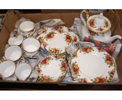A Royal Albert six place setting tea service, in the Old Country Roses pattern    Condition Report / Extra Information  No ap