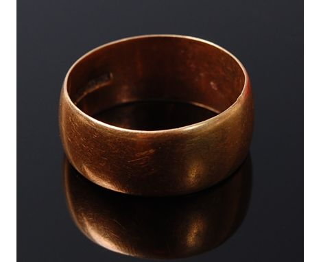 A gents 18ct gold wedding band, 11.5g, size Y   Condition Report / Extra Information  With light surface scratches all over b