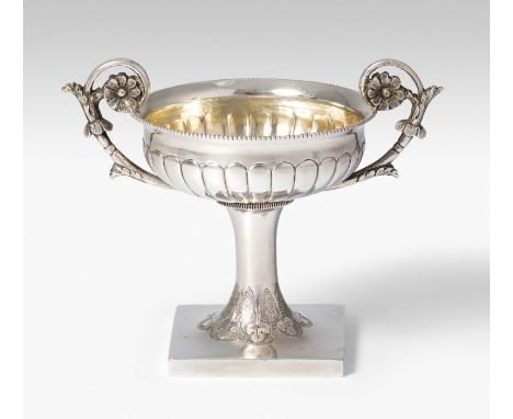 Wien, 1819. Silber. Meistermarke (I)K. Runde, godronierte Schale mit volutenförmig eingerollten Henkeln und Blütenzier, auf q