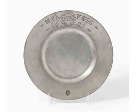 Genf, um 1710/20. Zinn. Marke des Léonard II. Bourrelier (1688–1755, arbeitet bis 1719 als Zinngiesser). Qualitätsstempel und