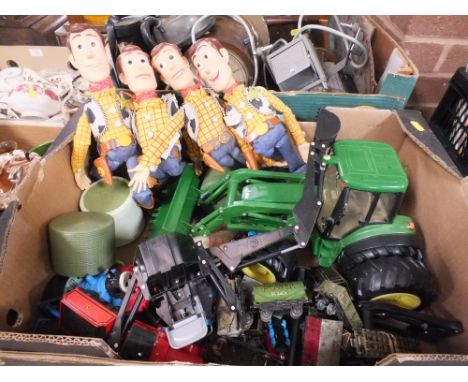 A TRAY OF DIE CAST TOYS ETC TO INCLUDE THOMAS THE TANK ENGINE, LARGE ERTL JOHN DEER STYLE TRACTOR ETC, A SELECTION OF TOY STO