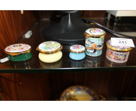 A SMALL COLLECTION OF STAFFORDSHIRE ENAMEL PILL BOXES, TOGETHER WITH A ROYAL WORCESTER EXAMPLE (5) 