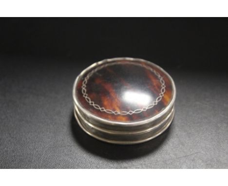 A HALLMARKED SILVER AND INLAID  TORTOISE SHELL CIRCULAR PATCH BOX - DIA 5 CM