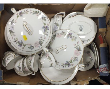 A TRAY OF ROYAL WORCESTER JUNE GARLAND DINNERWARE TO INCLUDE A TUREEN 