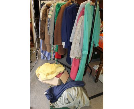 A QUANTITY OF VINTAGE AND RETRO CLOTHING AND ACCESSORIES TO INCLUDE A FUR COAT, HANDBAGS, DRESSES ETC 