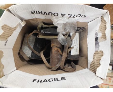 A BOX OF VINTAGE CAMERAS TO INCLUDE A CARL ZEISS BELLOWS CAMERA